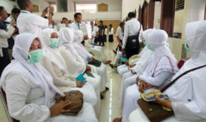 Simulasi jemaah haji memasuki hotel