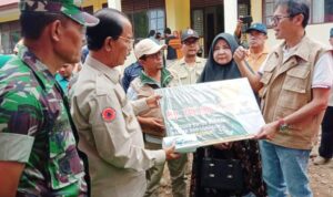Gubernur Sumbar Serahkan Bantuan Korban Banjir Bandang Mappattunggul Selatan