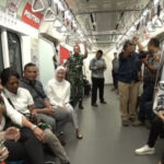 Istri KSAD Andika Naik MRT Bareng Anak Buah Suami