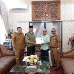 WAG TOP 100 Serahkan Bantuan APD ke RSUD Rasidin Padang