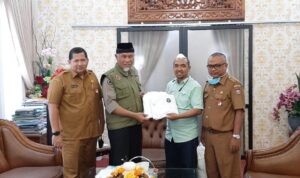WAG TOP 100 Serahkan Bantuan APD ke RSUD Rasidin Padang