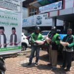 Relawan Fakhrizal-Genius Umar Berbagi Beras Ditengah Pandemi Covid19