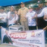 Anggota DPR-RI Ade Rizki Sumbangkan APD dan Sembako untuk Sumatera Barat