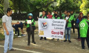 JPS dan IWO Sumbar Berbagi Hand Sanitizer untuk Driver Ojol