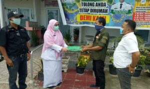 IWO Sumbar Bantu APD Beberapa Puskesmas