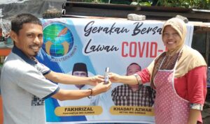 Lawan Covid-19, IWO Sumbar Bagikan Hand Sanitizer
