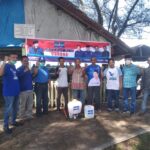 Ketua dan Kader Demokrat Kota Pariaman  Semprot Disinfektan di Area Pantai Kata