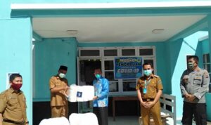 Turun ke Dapil, Muhayatul Serahkan Bantuan 450 Set APD