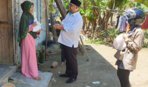Erick Hariyona Berbagi Paket Sembako di Air Bangis