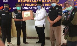Himpuni dan Lemhanas RI Salurkan Bantuan APD Melalui IKA Unand