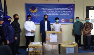 Sekrtaris DPW Nasdem Musmaizer Datuak Gamuak didampingi Irwan Afriadi, Erizal Efendi, Endarmi saat penyerahan APD Jumat, (8/5) di dikantor DPW Nasdem