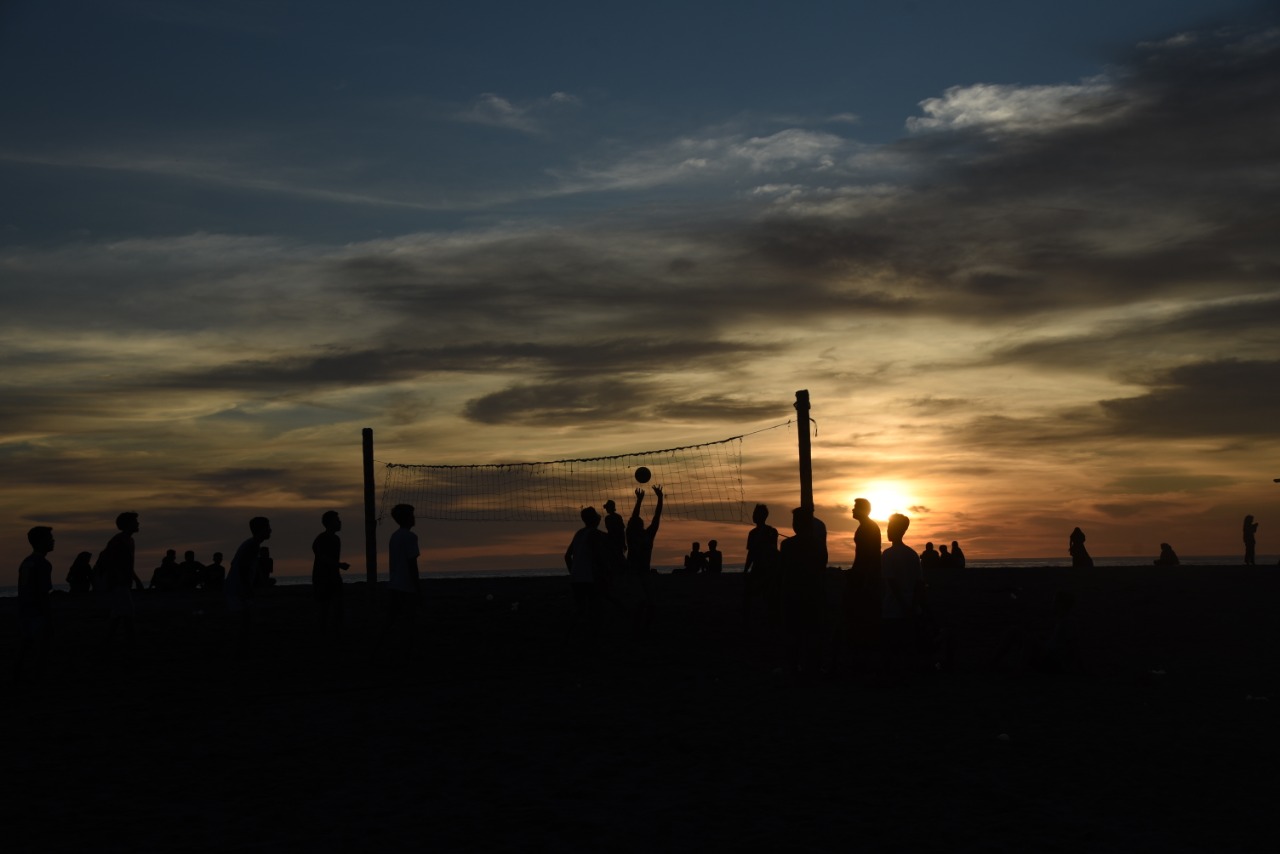 Indahnya sunset di pantai Belibis