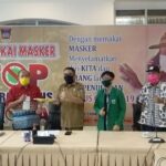Is Prima Nanda Serahkan APD Karya Mahasiswa KKN Tematik Unand ke Pemko Padang