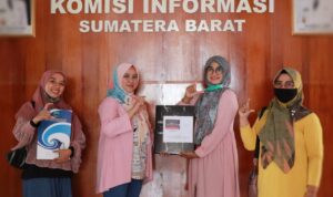 Ketua Panitia Monev KI Sumbar Tantri Endang Lestari di dampingi tim panitia Tiwi, Vina di kantor KI Sumbar, Sabtu 25 Juli 2020