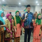 Disaksikan Emak-emak, Wako Erman Safar Terima Tokoh Keterbukaan Informasi 2021