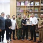 Wagub Audy Joinaldy Terima Sertifikat Tokoh Amazing