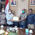 Ketua DPRD Sumbar Terima Penghargaan Tokoh Inspiratif 2021