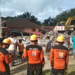 Relawan PKS Bersama Warga Bersihkan Puing Masjid Raya Kajai