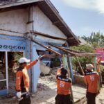 Relawan Partai Mahyeldi Bersitungkin Bersihkan Puing Rumah Korban Gempa