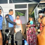 AHY Serahkan 50 Huntara Demokrat dan 1.500 Paket Berisi Sarung dan Mukena