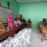 Aktivitas di Daerah Pemilihan, Nevi Zuairina Bagikan Sembako hingga Seragam