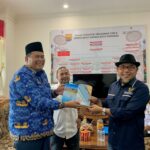 Yota Balad Serahkan Buku Pintar PPID Pariaman ke Arif Yumardi