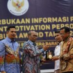 Rektor UNP Prof. Ganefri, Ph.D Dinobatkan Sebagai Rektor Informatif  dalam AKIP 2022