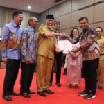 Sutan Riska Dianugerahi BUKA Award dan Pemkab Dharmasraya INFORMATIF