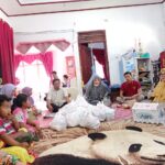 Di Penghujung Tahun 2022, Hj. Nevi Zuairina Bagikan Paket Sembako Untuk Masyarakat yang Membutuhkan