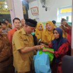 Bersama Disbuntanhor, Gubernur Mahyeldi Serahkan Bantuan Produk Holtikutura Di Lubuk Basung, Agam