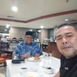 Antarkan Nasi Bungkus Mobdin Suhatril Bur Renangi Banjir