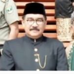 “… Anak ulamo, cucu angku syeikh.. M Shadig Pasadique tasabuik namo. mantan bupati dua periode…