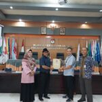 Serahkan Dukungan Pengganti, H Arif Yumardi Harpakan Jumat Berkah