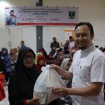 Bahagiakan Masyarakat, PKS Sumbar Bagikan Paket Lebaran
