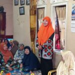 Hj. Nevi Zuairina Bagikan Sembako untuk Masyarakat Pasar Rao Pasaman