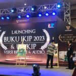Ketua KI Sumbar, Noval Wiska Wakili KI se Indonesia Tanda Tangani Buku IKIP 2023