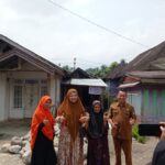 Hj. Nevi Zuairina, Anggota DPR RI Komisi VI dari PKS, Serahkan Buku Tabungan BSPS kepada Para Penerima Bantuan Korban Gempa Kajai Pasbar