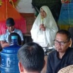 Nevi Zuairina Menyerahkan Secara Simbolis Tanggung Jawab Sosial dan Lingkungan dari PT Bukit Asam untuk Masyarakat Kabupaten 50 Kota