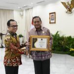 UNAND Terima Penghargaan Badan Publik Informatif dari Komisi Informasi Pusat