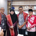 Hj. Nevi Zuairina diberi Gelar  Boru sitepu, Pada Pemberian Gelar oleh Keluarga Besar Muslim Karo kepada Prof. Irwan Prayitno di Universitas Adzkia Padang