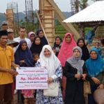 Hj. Nevi Zuairina, Anggota DPR RI Sumatera Barat II, Menyerahkan Bantuan Simbolis TJSL untuk Masjid An Nur di Kabupaten Agam