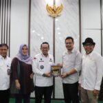 Bupati Tanah Datar Jemput Piala AMP ke KI Sumbar, Eka Putra : Tantangan Saya Semakin Besar