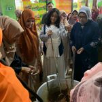 Hj. Nevi Zuairina Salah Satu dari Tiga Perempuan Hebat Kacau Randang di Tungku Ummi Aufa Hakim