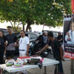 Caleg Ini Bagi – Bagikan Susu Kepada Pengendara Jalan, Siapakah Dia ??