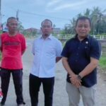 Rogoh Kocek Pribadi, Muslim M. Yatim Bersama Warga Gotong Royong Perbaiki Jalan Berlobang