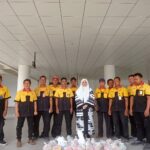 Hj. Nevi Zuairina Berbagi paket Ramadhan untuk Porter dan CS Bandara Internasional Minangkabau