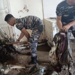 Marinir Kerja Keras Bersihkan Material Galodo