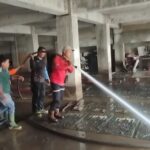 PT BRM Kirim Tim Bersihkan Masjid Al Ikhlas Simpang Manunggal yang Diterjang Banjir Lahar Dingin Marapi
