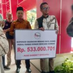 KSMR Serahkan Bantuan Tunai Intuk Korban Bencana di Sumbar