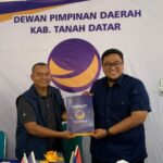 Badan Rescue NasDem Padang Serahkan Bantuan Ratusan Stel Seragam Sekolah untuk Korban Bencana Tanah Datar